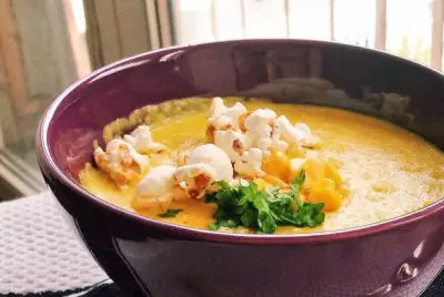 Крем суп из кукурузы с имбирем сливками и попкорном