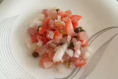 Тартар из тунца с помидорами и каперсами