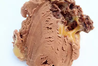 Шоколадное мороженое с брауни и карамельной прослойкой
