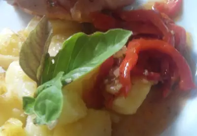 Курица с соусом «Взрыв сезонных овощей» и отварным картофелем от кулинарного импровизатора Пивного Антона