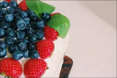 Шоколадный торт со свежими ягодами