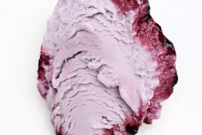 Чернично лавандовое мороженое с черничной прослойкой