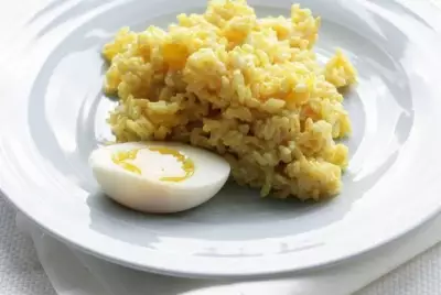 Жареная рисовая каша с яйцом