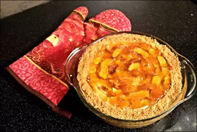 Яблочный пирог с абрикосовым джемом на корже из печенья