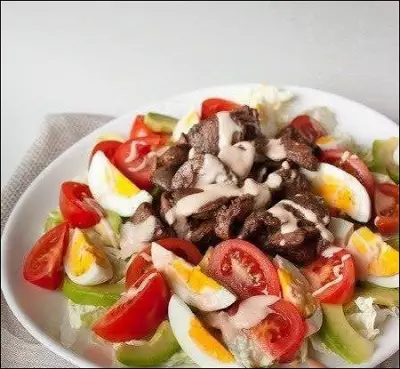 Перигорский салат с куриной печенью и овощами
