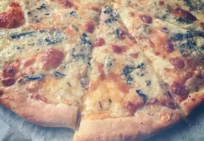 Пицца четыре запрещенных сыра