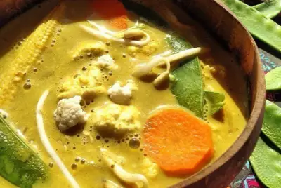 Кокосовый сыроедческий карри суп