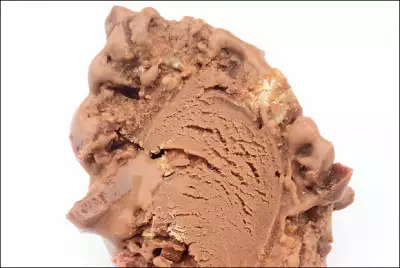 Мороженое с молочным шоколадом и конфетами kitkat