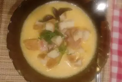 Крем суп из тыквы с беконом рукколой и крутонами