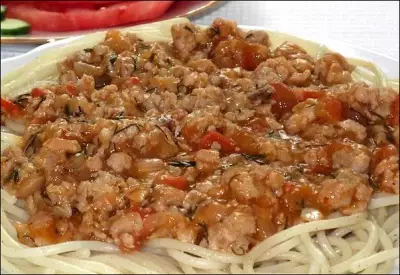 Спагетти под соусом болоньезе с итальянскими травами