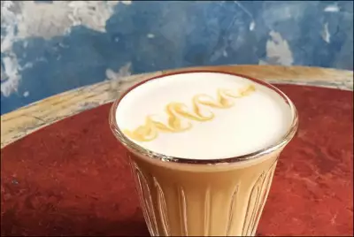 Кофе с молоком гречишным медом и ванильной солью