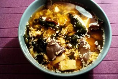 Суп кимчи с яйцом тофу и древесными грибами моэр