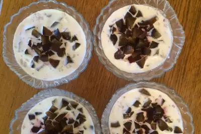 Клубничный десерт со сливками и бисквитным печеньем фото