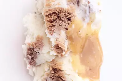 Мороженое со вкусом чизкейка с шоколадным печеньем и коричной прослойкой