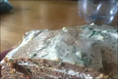 Печеночный торт со сметанным соусом