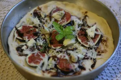 Пицца с моцареллой, горгонзолой, говядиной, инжиром и бальзамическом соусом