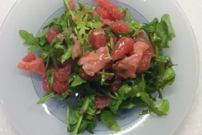 Легкий салат с рукколой, семгой и грейпфрутом