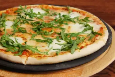 Пицца с соусом табаско, моцареллой и базиликом