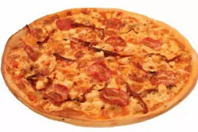 Пицца с томатами, говядиной и маринованным перцем