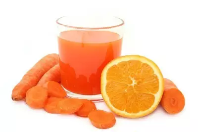 Фреш из апельсина шиповника персика и моркови