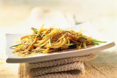 Спагетти с кунжутом