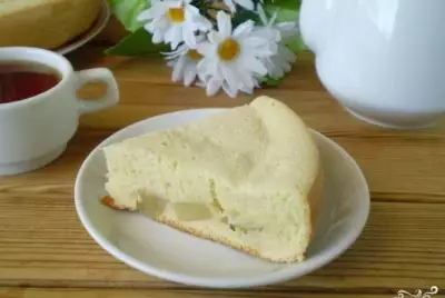 Пирог из бисквитного теста со сладкой грушевой начинкой в мультиварке