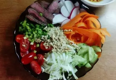 Острый овощной салат с говядиной