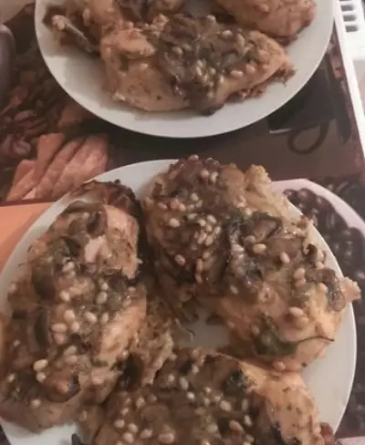 Куриные грудки запеченные в орехово-луково-грибном соусе
