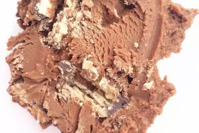 Шоколадное мороженое с конфетами KitKat