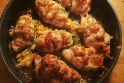 Котлеты из куриных бедер со шпинатом сыром и чесноком