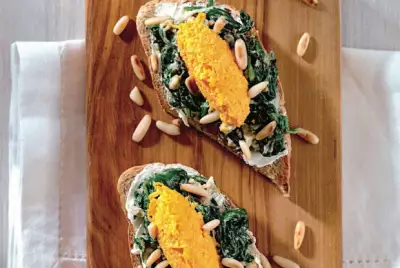Бутерброд с щавелем творожным сыром и морковным муссом