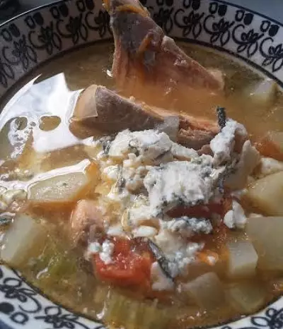 Копченый рыбный суп с грушей, репой и горгонзолой