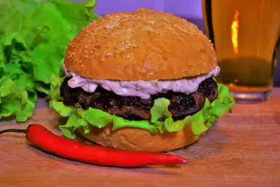 Гамбургер с греческим соусом тирокафтери