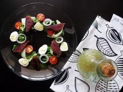 Салат с вяленой уткой, овощами и медово-горчичной заправкой