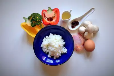 Азиатский рис с курицей и овощами