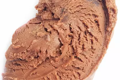 Мороженое с шоколадом темным пивом и кусочками пивного брауни