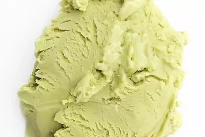 Мороженое с зеленым чаем матча и конфетами kitkat