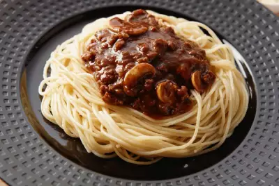 Бефстроганов из куриной грудки под сливочным соусом с грибами и спагетти