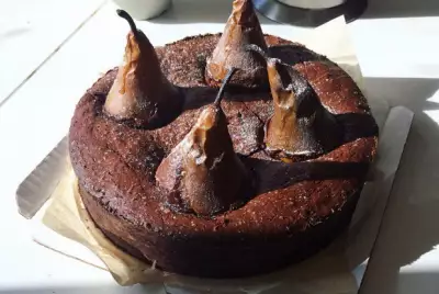 Шоколадный пирог фондан с грушами и жидким центром