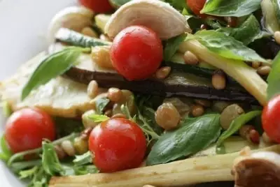 Теплый салат с запеченными овощами, зеленью и кедровыми орехами