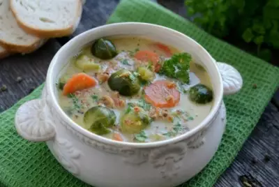 Овощной суп с брокколи и брюссельской капустой на курином бульоне