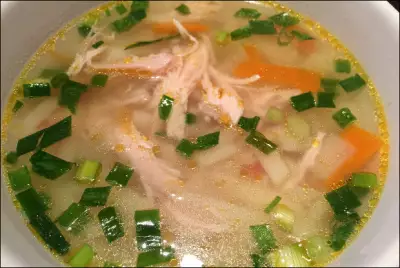 Куриный суп с рисом и зеленым луком