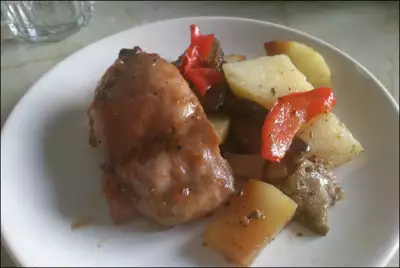 Запеченная курица с овощами в сладко-кислом соусе