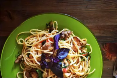 Спагетти с индейкой базиликом и маслинами