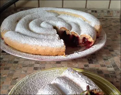 Необычный вишневый пирог на кефирном тесте