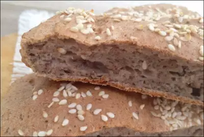 Хлеб из гречневой муки с кунжутом