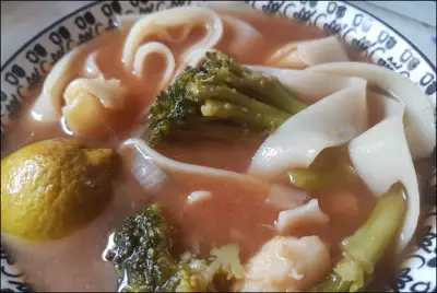 Тайский суп с кальмарами и рисовой лапшой