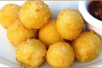Картофельные шарики с двумя видами сыра