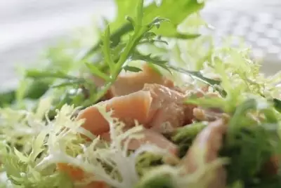 Зеленый салат с жареным лососем и лимонным соусом
