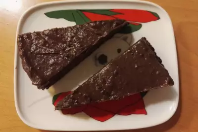 Шоколадный сыроедческий торт с грецкими орехами